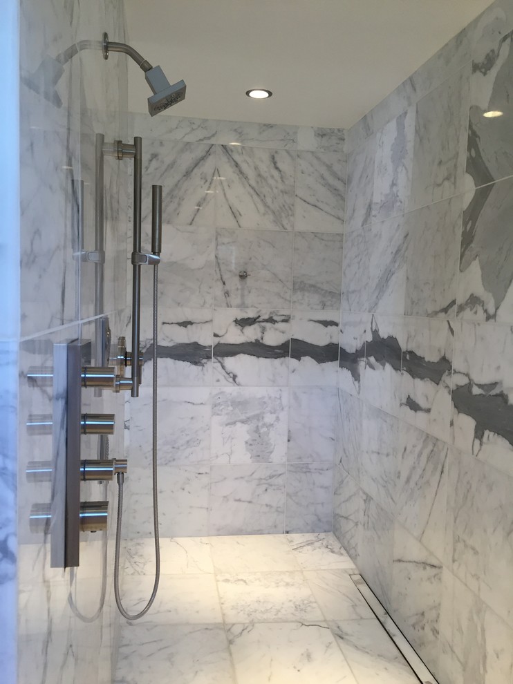 Источник вдохновения для домашнего уюта: большая главная ванная комната в стиле модернизм с плоскими фасадами, черными фасадами, душевой комнатой, унитазом-моноблоком, белой плиткой, мраморной плиткой, белыми стенами, мраморным полом, врезной раковиной, столешницей из искусственного камня, белым полом и открытым душем