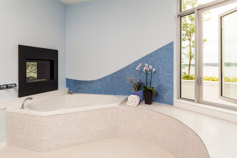 Imagen de cuarto de baño principal clásico renovado con bañera esquinera, baldosas y/o azulejos beige, baldosas y/o azulejos azules, baldosas y/o azulejos en mosaico y paredes azules