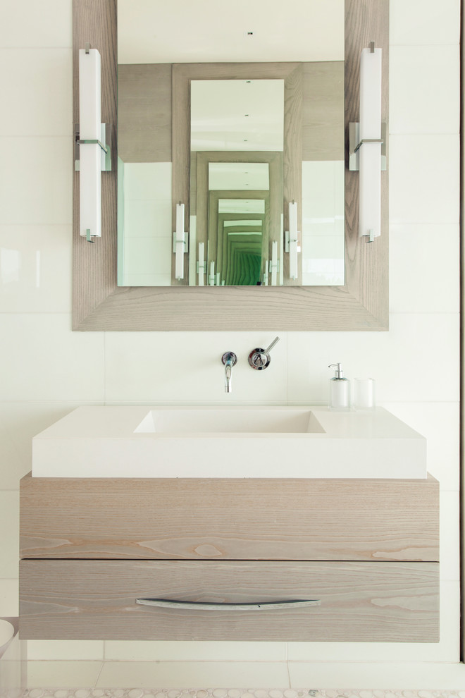 Bild på ett stort funkis en-suite badrum, med ett väggmonterat handfat, bänkskiva i akrylsten och beige väggar