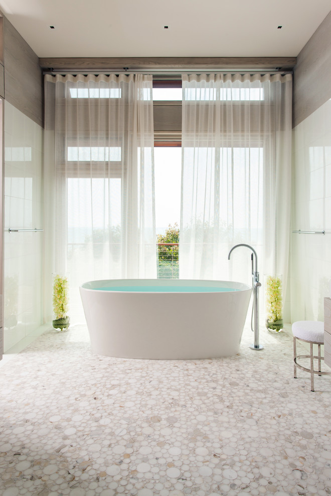 Стильный дизайн: большая главная ванная комната в современном стиле с отдельно стоящей ванной, бежевой плиткой, плиткой мозаикой, бежевыми стенами и полом из керамической плитки - последний тренд