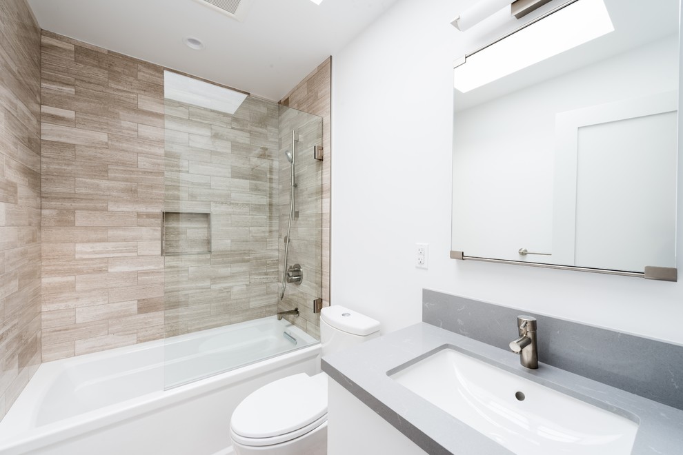 Foto på ett mellanstort funkis badrum med dusch, med en dusch i en alkov, vita väggar, bänkskiva i akrylsten och med dusch som är öppen
