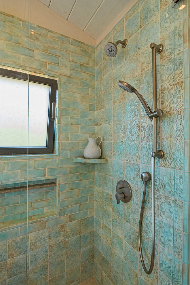 Exempel på ett mellanstort modernt en-suite badrum, med luckor med infälld panel, skåp i ljust trä, ett badkar i en alkov, en hörndusch, en toalettstol med separat cisternkåpa, grön kakel, keramikplattor, vita väggar, klinkergolv i porslin, ett undermonterad handfat och granitbänkskiva