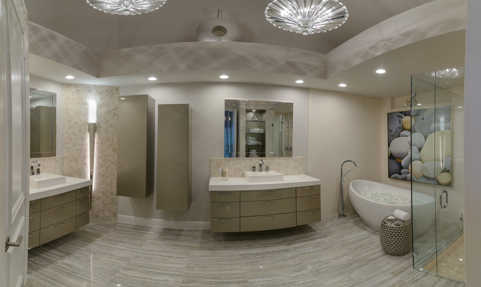 Foto di una stanza da bagno minimal con ante lisce, ante beige, pareti beige, top in quarzo composito e pavimento beige