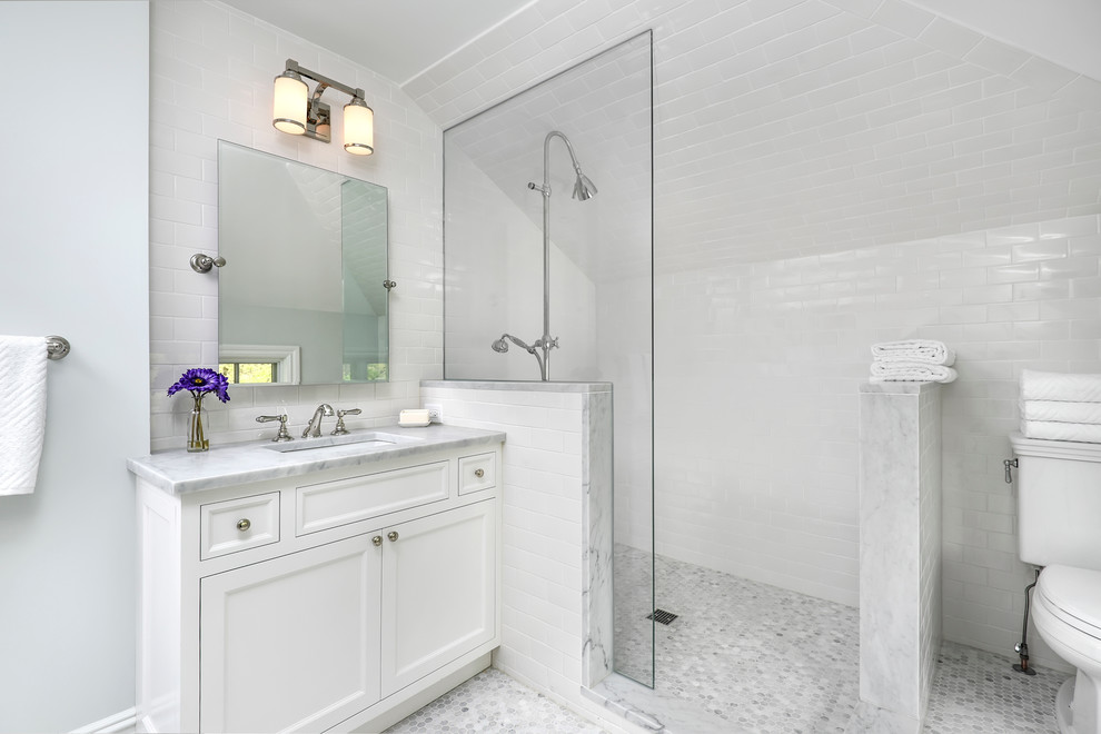 Ejemplo de cuarto de baño tradicional renovado con baldosas y/o azulejos blancos, baldosas y/o azulejos de piedra, ducha abierta y espejo con luz