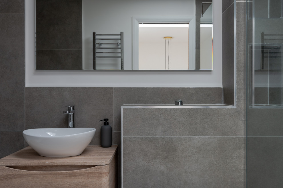 Esempio di una stanza da bagno con doccia moderna di medie dimensioni con doccia aperta, piastrelle grigie, pavimento grigio, doccia aperta, top grigio e un lavabo