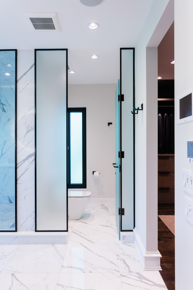 Cette image montre une grande salle de bain design en bois foncé avec un placard en trompe-l'oeil, un carrelage noir et blanc, un plan de toilette en marbre et un plan de toilette blanc.