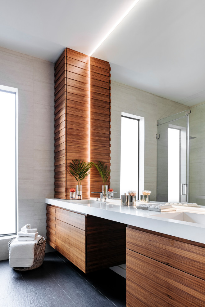 Пример оригинального дизайна: главная ванная комната в современном стиле с плоскими фасадами, фасадами цвета дерева среднего тона, душем в нише, монолитной раковиной, черным полом, душем с распашными дверями и белой столешницей