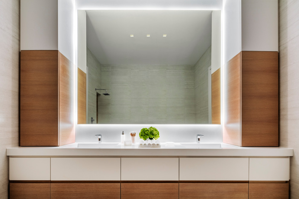 Стильный дизайн: главная ванная комната в стиле модернизм с плоскими фасадами, фасадами цвета дерева среднего тона, душем в нише, монолитной раковиной, черным полом, душем с распашными дверями и белой столешницей - последний тренд