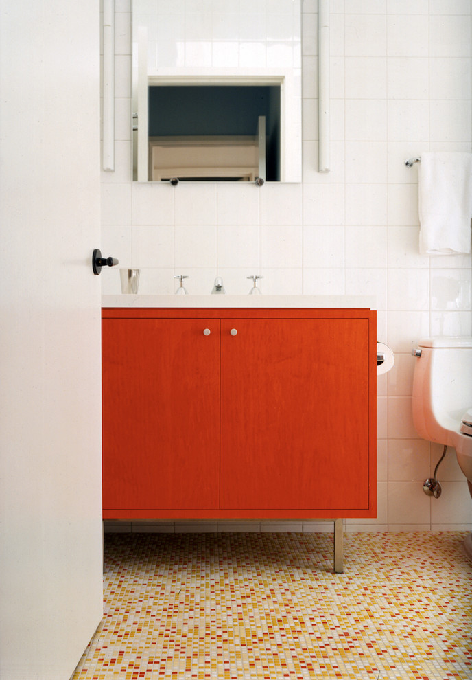 Imagen de cuarto de baño rectangular moderno con armarios con paneles lisos, puertas de armario rojas, sanitario de una pieza y baldosas y/o azulejos blancos