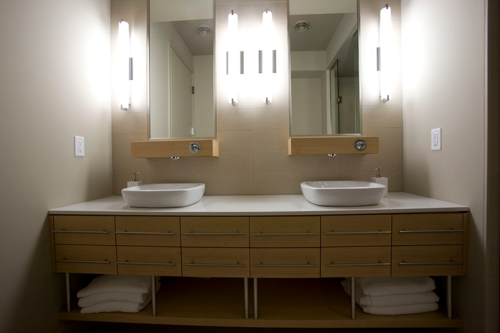 Exempel på ett stort modernt en-suite badrum, med släta luckor, skåp i ljust trä, en dusch i en alkov, vita väggar, klinkergolv i keramik och ett fristående handfat