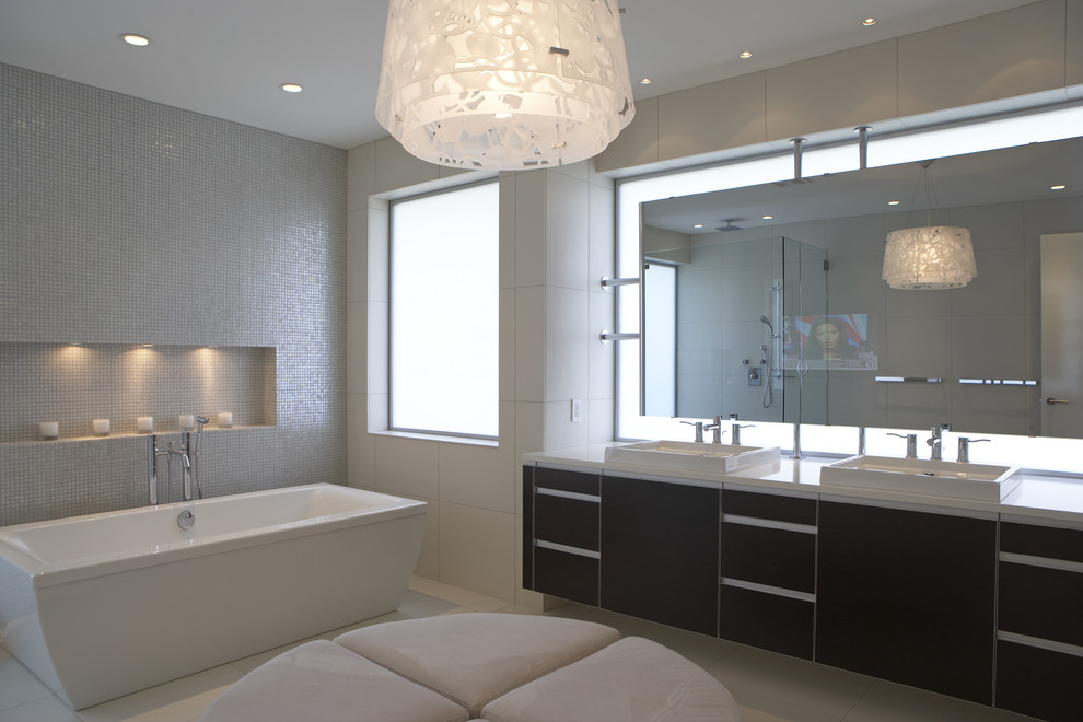 バンクーバーにあるモダンスタイルのおしゃれな浴室 (モザイクタイル、ベッセル式洗面器) の写真