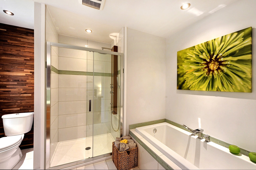 Modelo de cuarto de baño moderno con bañera encastrada, ducha empotrada, sanitario de dos piezas y baldosas y/o azulejos blancos