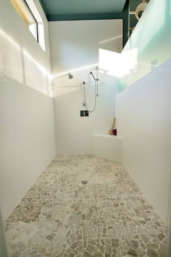 Idée de décoration pour une douche en alcôve principale minimaliste en bois foncé de taille moyenne avec un placard à porte plane, une baignoire indépendante, WC à poser, un mur bleu, parquet en bambou, un lavabo intégré et un plan de toilette en quartz modifié.