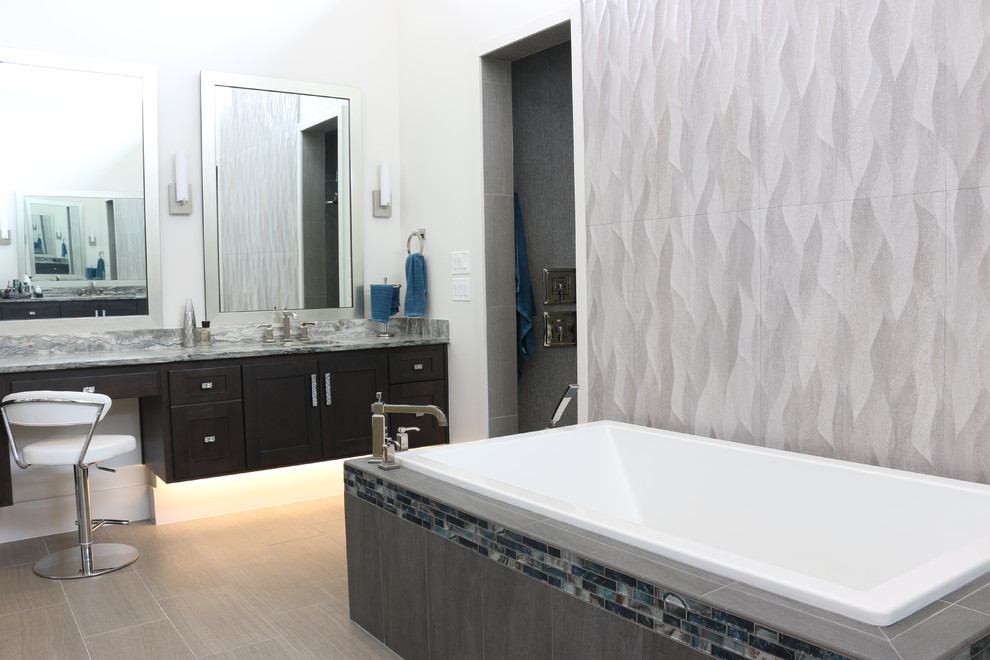 Cette image montre une salle de bain minimaliste avec un mur gris et un sol gris.