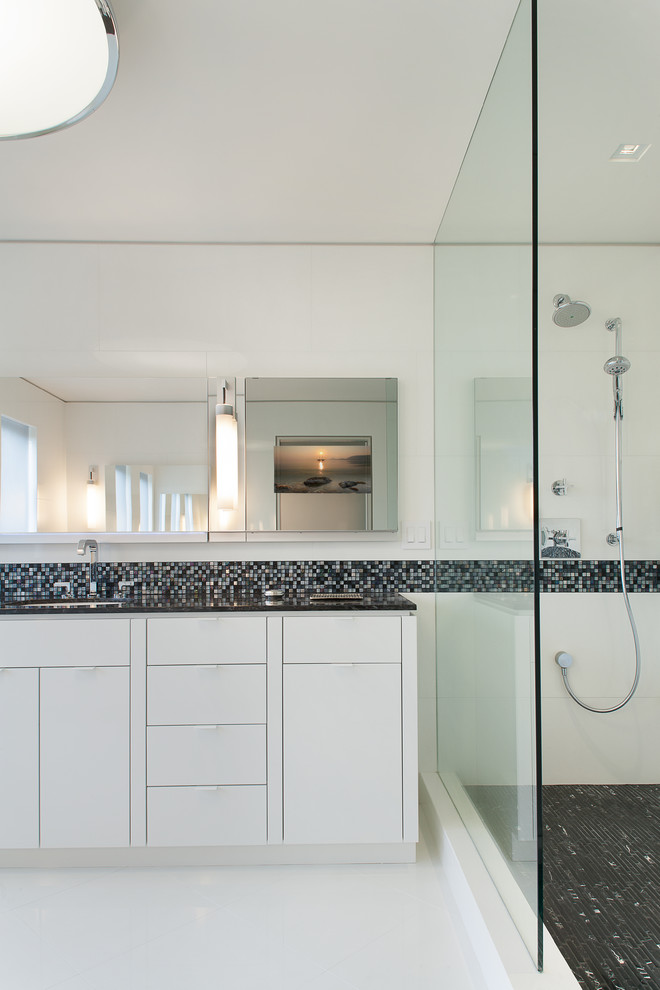 Diseño de cuarto de baño contemporáneo con armarios con paneles lisos, puertas de armario blancas y ducha a ras de suelo