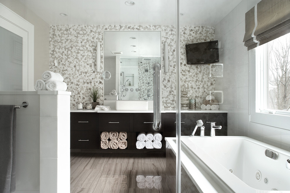 Bathroom - contemporary bathroom idea in New York