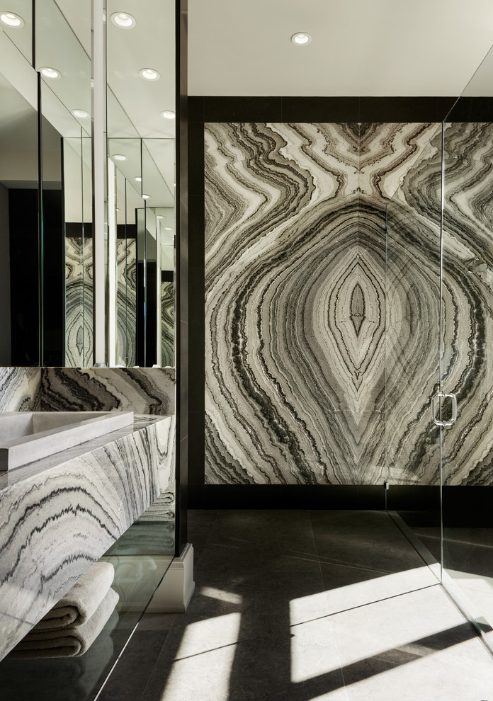 Modernes Badezimmer mit offenen Schränken, bodengleicher Dusche, schwarz-weißen Fliesen und schwarzem Boden in Miami
