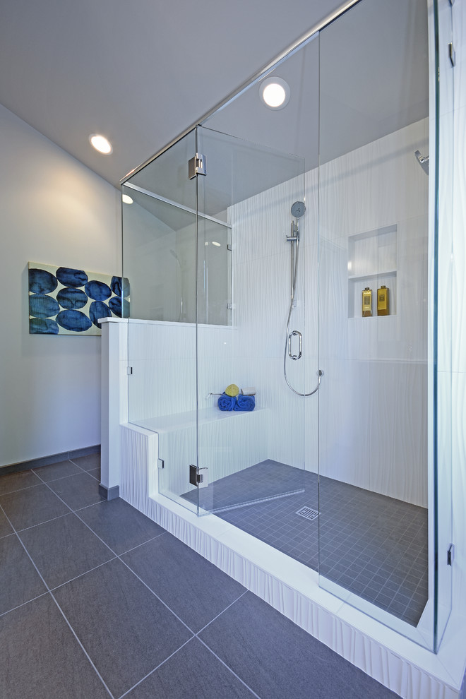 Inredning av ett modernt mellanstort en-suite badrum, med släta luckor, skåp i mörkt trä, en hörndusch, vit kakel, porslinskakel, vita väggar, skiffergolv, grått golv och dusch med gångjärnsdörr