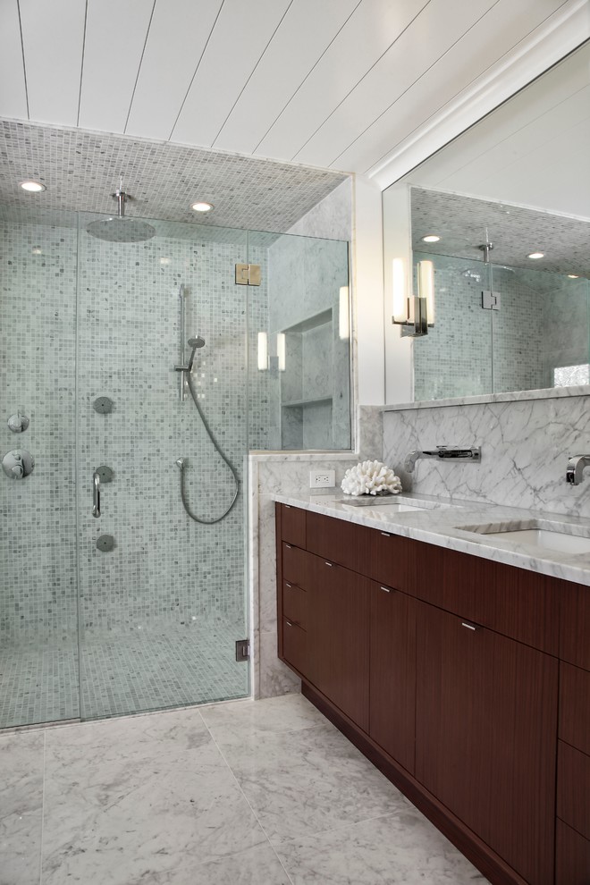 Ispirazione per una stanza da bagno classica con lavabo sottopiano, ante lisce, ante in legno bruno, doccia alcova e piastrelle a mosaico