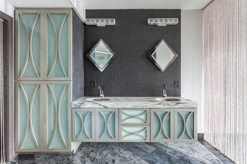 На фото: ванная комната в современном стиле с стеклянными фасадами, серыми фасадами, серой плиткой, врезной раковиной и зеркалом с подсветкой
