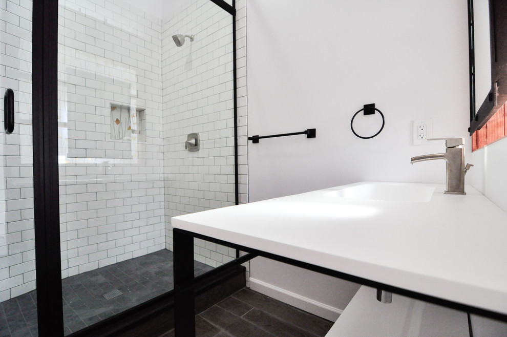 Idéer för ett stort modernt en-suite badrum, med ett avlångt handfat, öppna hyllor, svarta skåp, en dusch i en alkov, en toalettstol med separat cisternkåpa, vit kakel, vita väggar, klinkergolv i keramik och tunnelbanekakel
