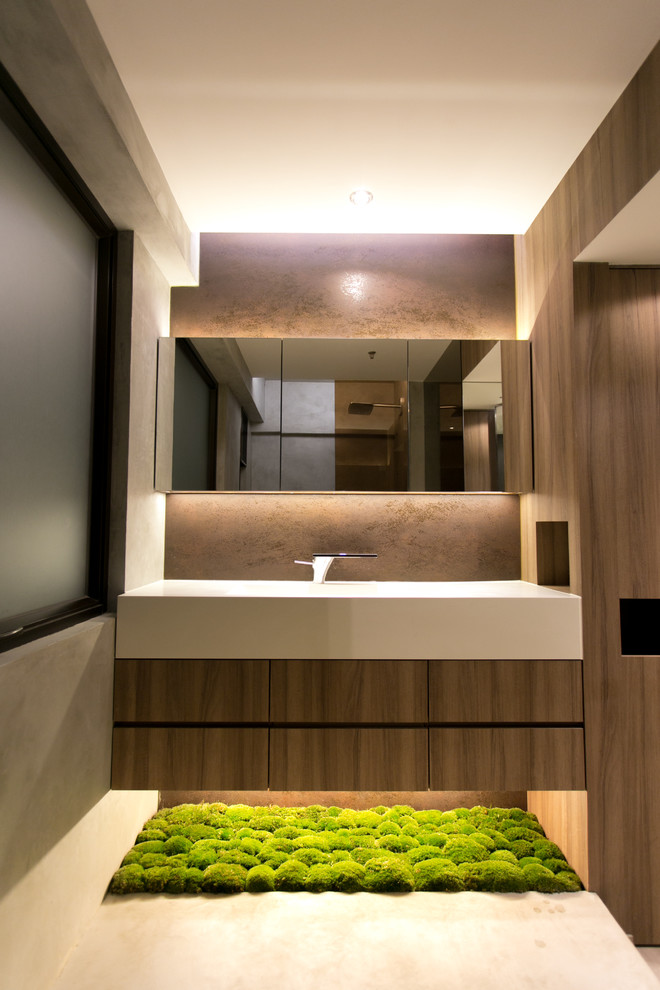 Cette photo montre une salle de bain moderne avec un lavabo intégré.