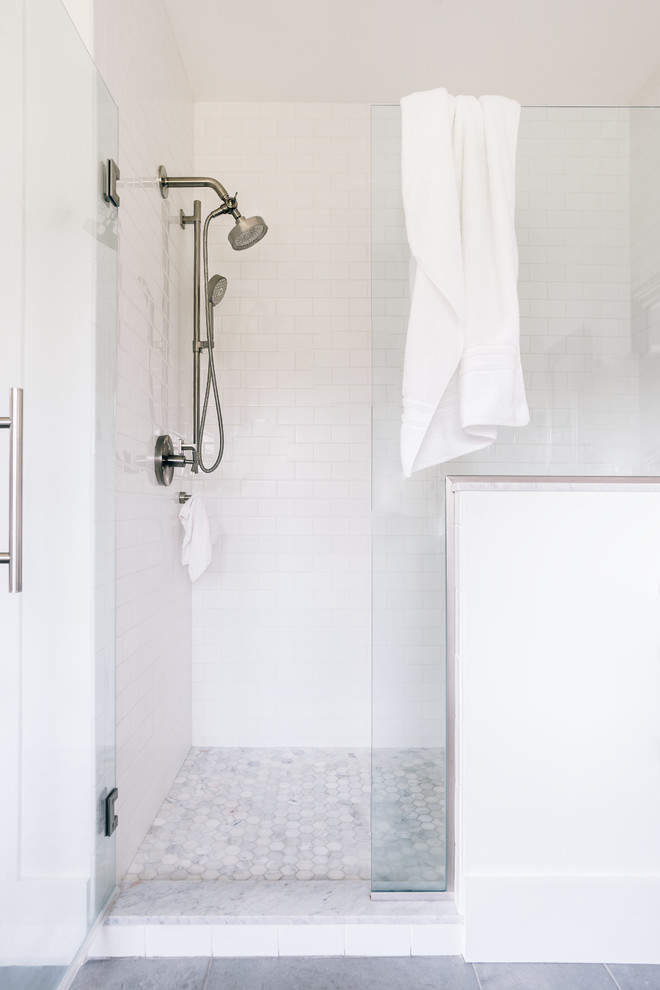 Exempel på ett mellanstort lantligt vit vitt en-suite badrum, med släta luckor, skåp i slitet trä, ett fristående badkar, en öppen dusch, en toalettstol med separat cisternkåpa, vit kakel, tunnelbanekakel, vita väggar, klinkergolv i keramik, ett undermonterad handfat, marmorbänkskiva, grått golv och dusch med gångjärnsdörr