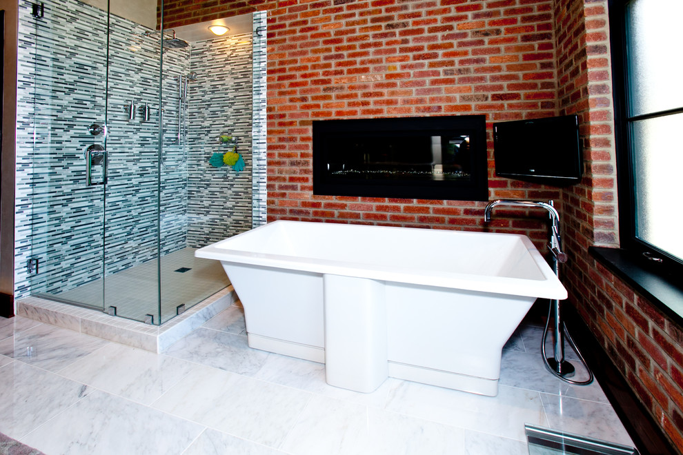 Esempio di una stanza da bagno industriale con vasca freestanding e doccia ad angolo