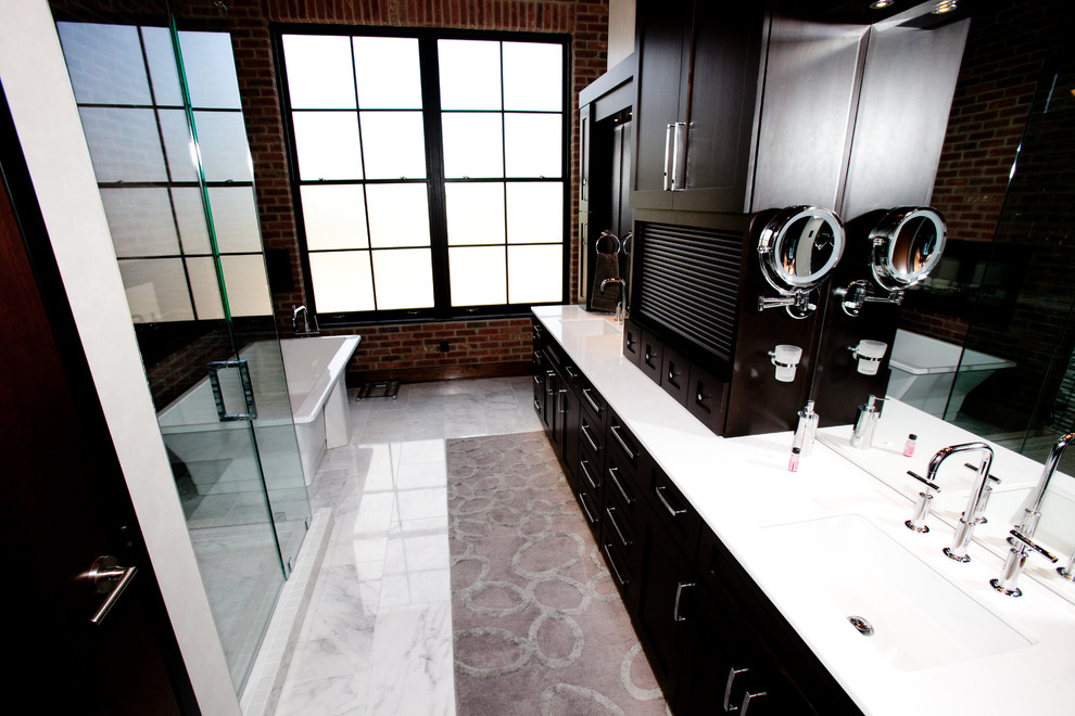 Imagen de cuarto de baño industrial con armarios con paneles empotrados, puertas de armario de madera en tonos medios, bañera exenta y ducha esquinera