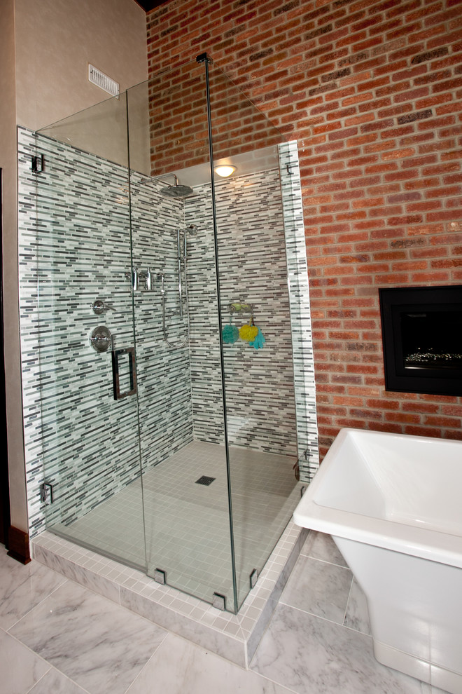 Foto på ett industriellt badrum, med ett fristående badkar och en hörndusch