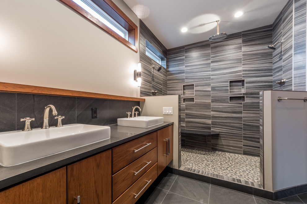 На фото: большая главная ванная комната в стиле лофт с плоскими фасадами, фасадами цвета дерева среднего тона, открытым душем, унитазом-моноблоком, полом из керамической плитки и накладной раковиной