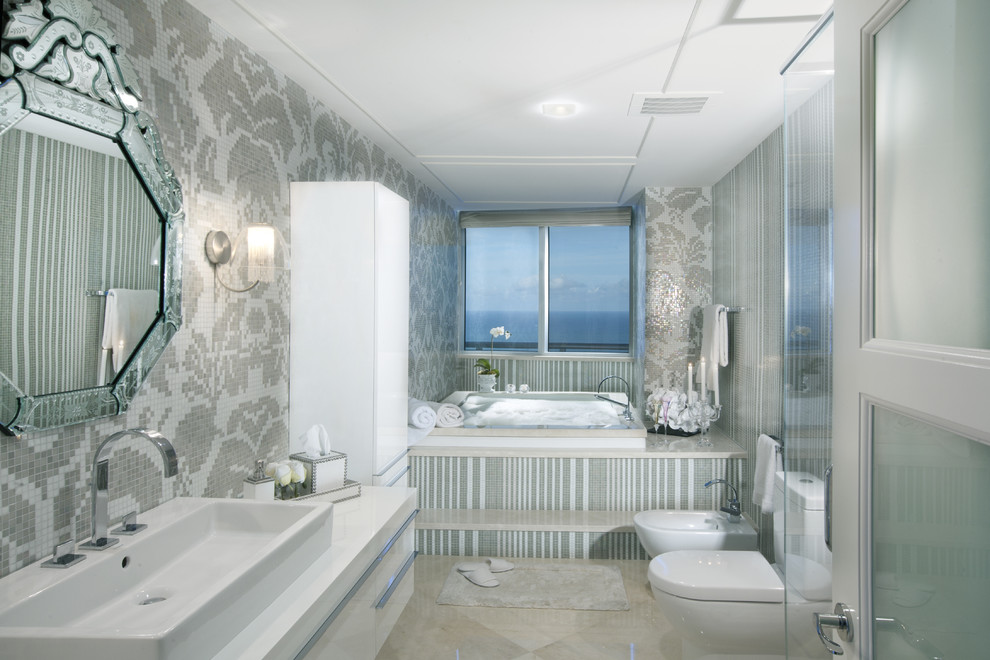 マイアミにあるコンテンポラリースタイルのおしゃれな浴室 (ベッセル式洗面器) の写真