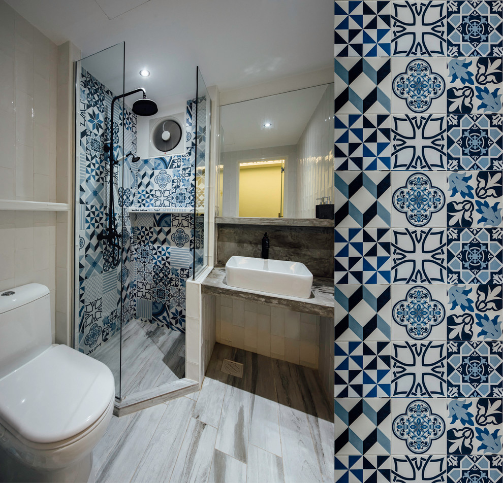 シンガポールにある地中海スタイルのおしゃれな浴室の写真