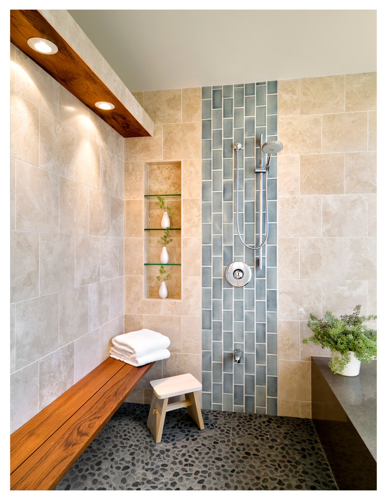 На фото: главная ванная комната среднего размера в стиле модернизм с столешницей из кварцита, открытым душем, синей плиткой, керамической плиткой, бежевыми стенами и полом из мозаичной плитки с
