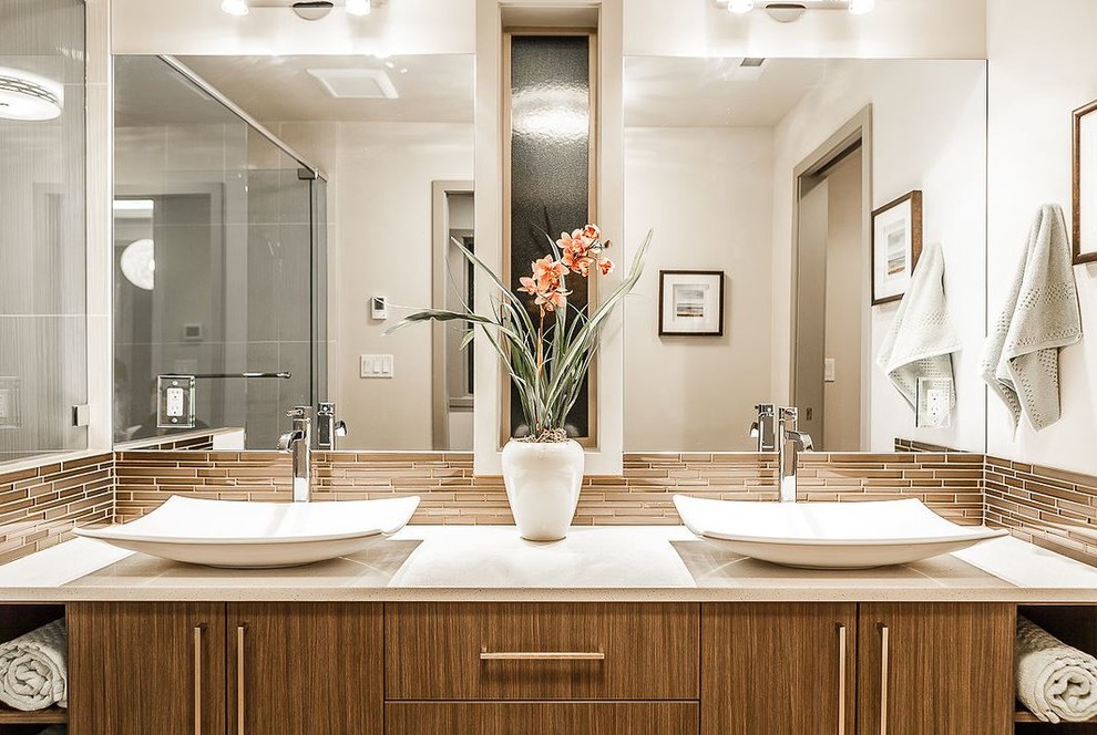 На фото: ванная комната в современном стиле с настольной раковиной, плоскими фасадами, фасадами цвета дерева среднего тона, коричневой плиткой, стеклянной плиткой и белыми стенами с
