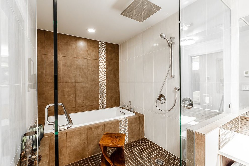 Modern inredning av ett en-suite badrum, med ett badkar i en alkov, en öppen dusch, brun kakel och mosaik