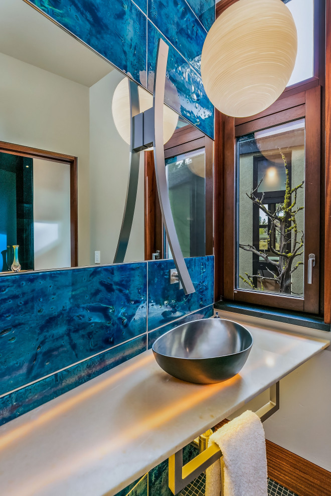 Esempio di una stanza da bagno con doccia minimal di medie dimensioni con piastrelle blu, pareti bianche, lavabo a bacinella, pavimento blu, top beige e mobile bagno incassato