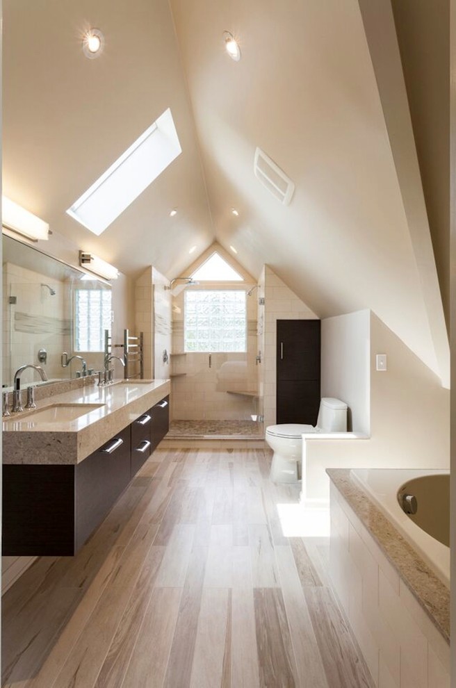 Idee per una stanza da bagno padronale minimalista con lavabo da incasso, ante lisce, ante in legno bruno, WC a due pezzi, piastrelle beige, piastrelle di ciottoli, pareti beige e parquet chiaro