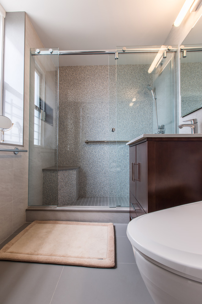 Стильный дизайн: ванная комната среднего размера в стиле модернизм с плоскими фасадами, темными деревянными фасадами, душем в нише, раздельным унитазом, серой плиткой, разноцветной плиткой, белой плиткой, плиткой мозаикой, серыми стенами, полом из линолеума, душевой кабиной, врезной раковиной и столешницей из искусственного кварца - последний тренд