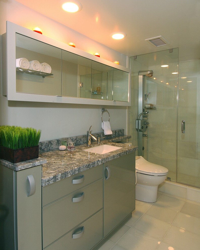 Стильный дизайн: ванная комната в современном стиле с столешницей из гранита - последний тренд