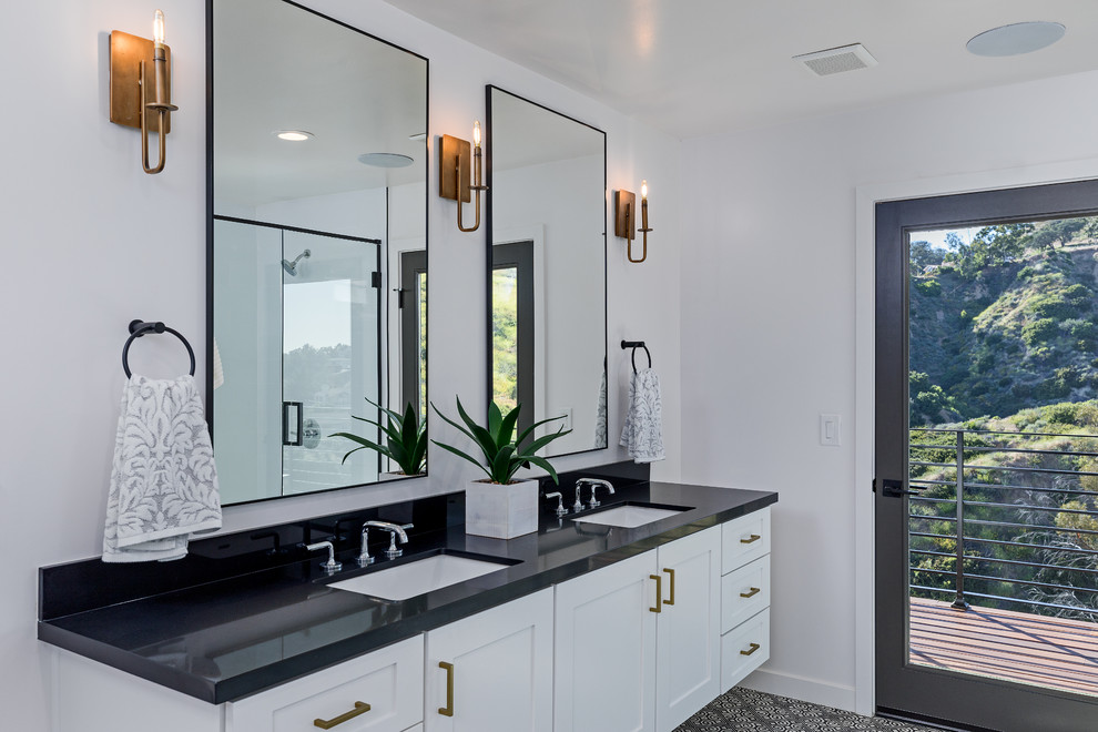 На фото: ванная комната в стиле неоклассика (современная классика) с фасадами в стиле шейкер, белыми фасадами, белыми стенами, врезной раковиной, разноцветным полом и черной столешницей