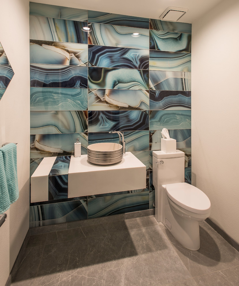 Inredning av ett modernt mellanstort vit vitt badrum, med en toalettstol med hel cisternkåpa, blå kakel, flerfärgad kakel, marmorkakel, vita väggar, marmorgolv, ett fristående handfat, bänkskiva i kvarts och grått golv
