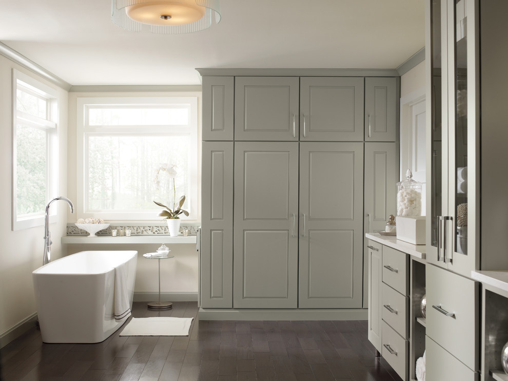Inredning av ett modernt mellanstort en-suite badrum, med luckor med upphöjd panel, grå skåp, ett fristående badkar, beige kakel, beige väggar, mörkt trägolv, ett fristående handfat, bänkskiva i kvarts och brunt golv