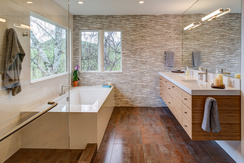 На фото: главная ванная комната в современном стиле с плоскими фасадами, фасадами цвета дерева среднего тона, полновстраиваемой ванной, разноцветной плиткой, удлиненной плиткой, врезной раковиной, открытым душем и окном
