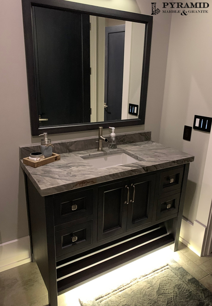 Modern inredning av ett litet grå grått badrum med dusch, med klinkergolv i porslin, bänkskiva i kvartsit och grått golv
