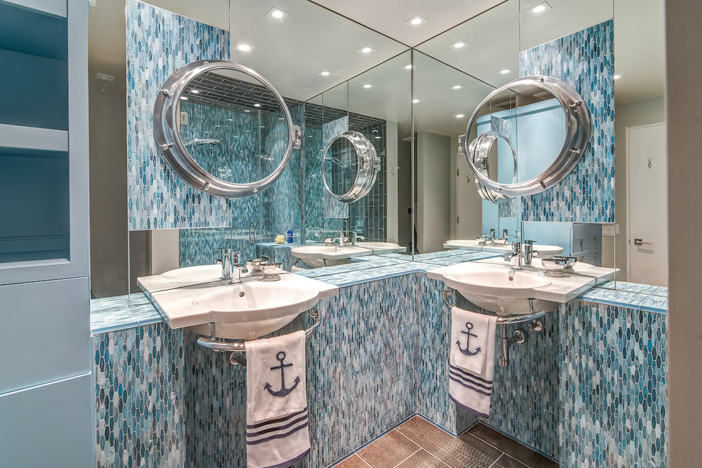Идея дизайна: главная ванная комната среднего размера в морском стиле с плоскими фасадами, белыми фасадами, открытым душем, мраморной столешницей, открытым душем, синей плиткой, плиткой мозаикой, серыми стенами, полом из керамогранита, подвесной раковиной и коричневым полом