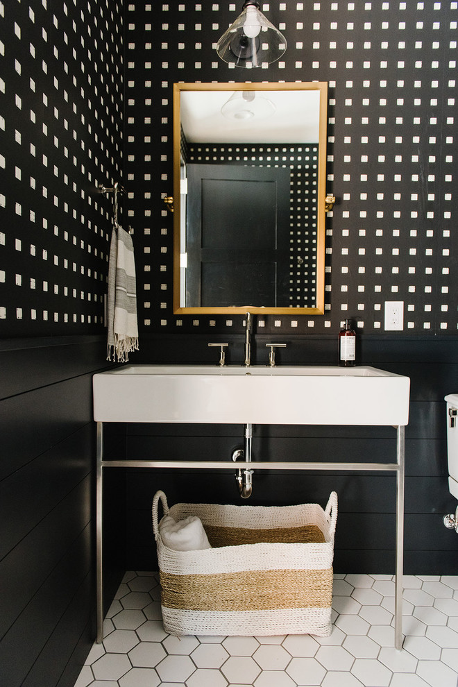Immagine di una piccola stanza da bagno country con pareti multicolore, lavabo a colonna e top bianco