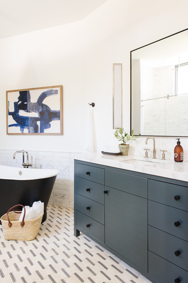 Свежая идея для дизайна: большая ванная комната в стиле кантри с синими фасадами, отдельно стоящей ванной, душем в нише, разноцветной плиткой, мраморной плиткой, белыми стенами, мраморной столешницей, душем с распашными дверями и разноцветной столешницей - отличное фото интерьера