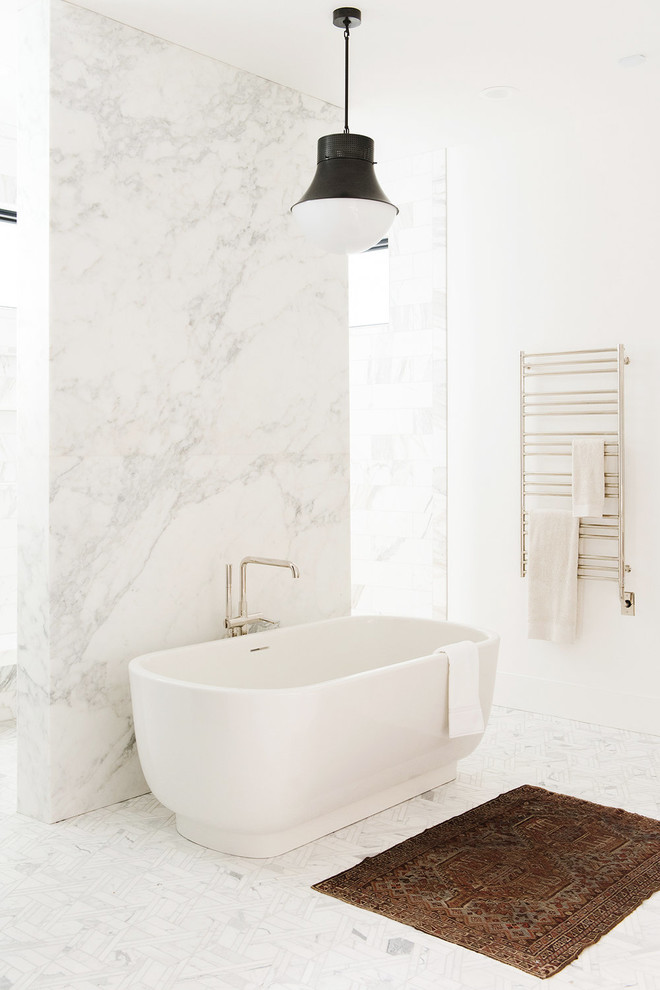 Cette image montre une grande salle de bain principale rustique avec une baignoire indépendante, une douche ouverte, un carrelage multicolore, du carrelage en marbre, un mur blanc, un sol en marbre, un plan de toilette en marbre, un sol multicolore, aucune cabine et un plan de toilette blanc.