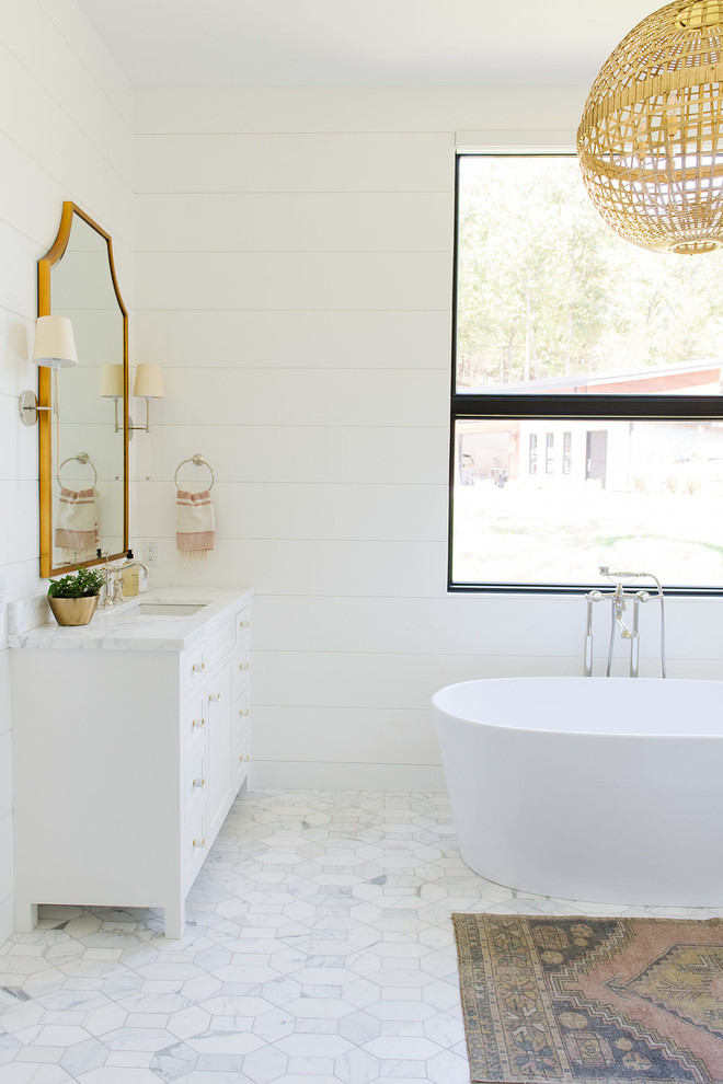 Immagine di una stanza da bagno country di medie dimensioni con ante bianche, vasca freestanding, doccia ad angolo, top in marmo, porta doccia a battente e top multicolore